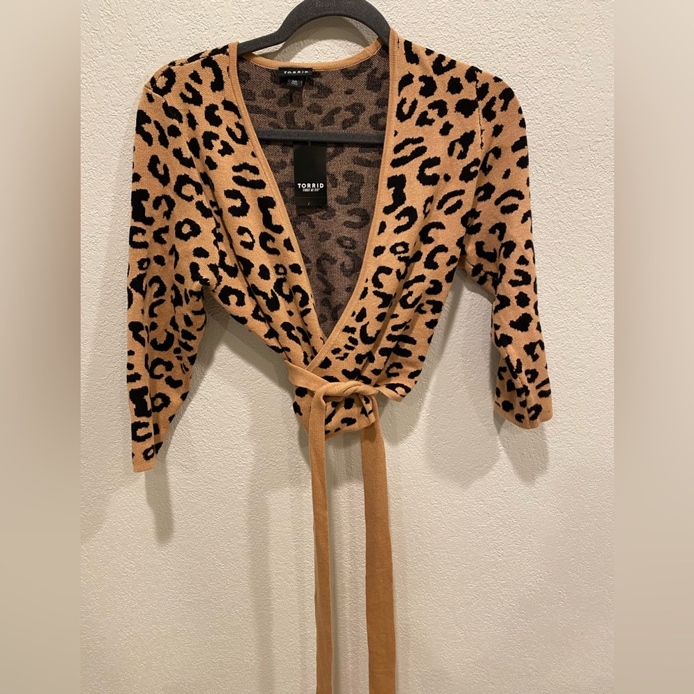 Torrid Leopard Ballet wrap sweater size 00 (10)
